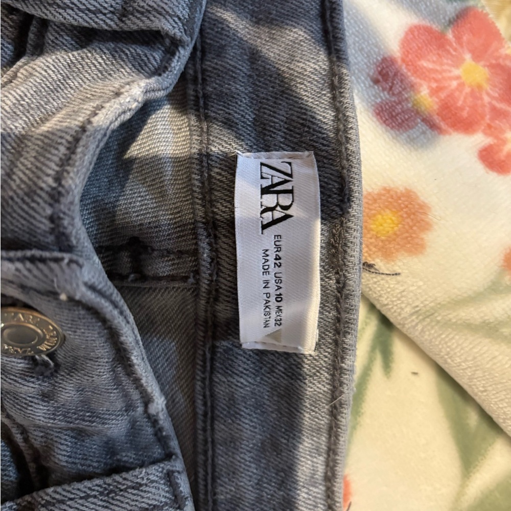 Zara Light Gray Denim Jeans - Picture 2 of 2